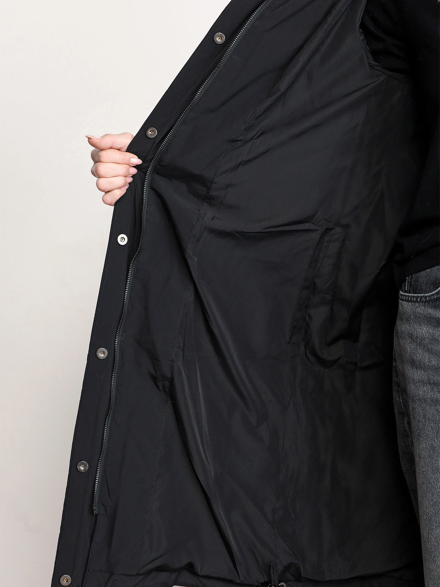 Пуховик черного цвета с двойным капюшоном